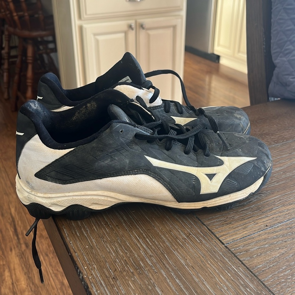 Mizuno Men’s low molded cleats.  Size 8.